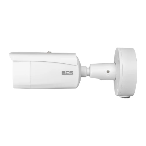 Biała kamera tubowa BCS zamontowana na okrągłej podstawie, widoczna z boku. Kamera ma prosty, nowoczesny design z logo BCS na obudowie.