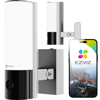Zdjęcie przedstawia kamerę Wi-Fi EZVIZ EL3 z lampą, ukazaną z różnych perspektyw, obok smartfona z aplikacją EZVIZ na ekranie. Kamera ma nowoczesny design, łączący białe i czarne elementy, oraz jest zamontowana na metalowym uchwycie.