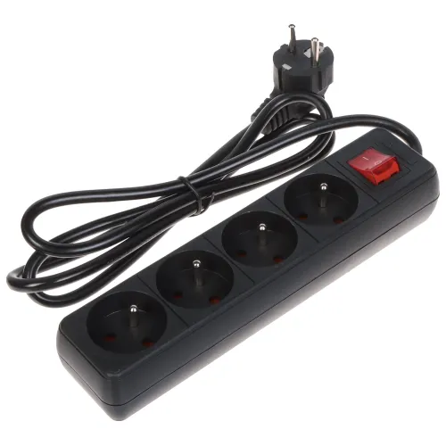 Czarna listwa zasilająca z czterema gniazdami i czerwonym włącznikiem. Do listwy przymocowany jest czarny kabel z wtyczką.