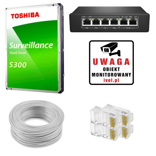 Na zdjęciu znajduje się zestaw do monitoringu, w skład którego wchodzi dysk twardy Toshiba S300 Surveillance, przełącznik sieciowy z pięcioma portami, rolka białego kabla oraz dwa złącza RJ45. Obok produktów widnieje znak ostrzegawczy z napisem "Uwaga obiekt monitorowany".