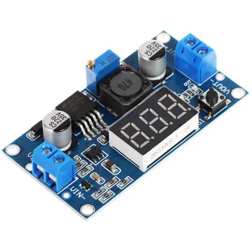 Moduł przetwornicy DC-DC z wyświetlaczem LED i niebieskimi złączami śrubowymi. Na płytce znajdują się różne komponenty elektroniczne, w tym cewka i kondensatory.