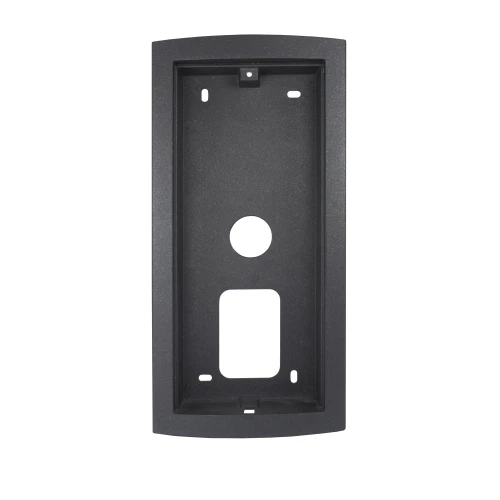 Prostokątna, czarna obudowa podtynkowa z otworami montażowymi i centralnym otworem na środku. Przeznaczona do instalacji urządzeń elektrycznych lub elektronicznych.