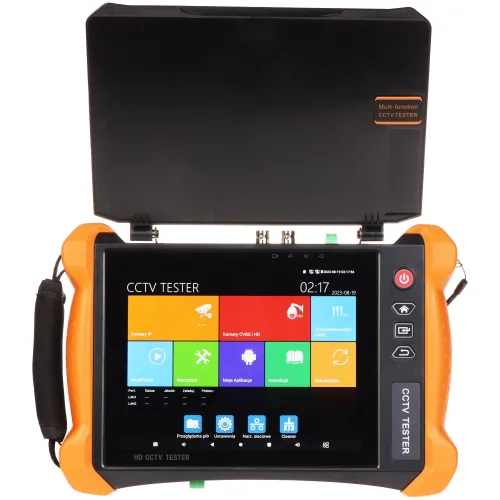 Na zdjęciu znajduje się tester CCTV z kolorowym ekranem dotykowym, na którym wyświetlane jest menu główne z różnymi ikonami aplikacji. Urządzenie ma pomarańczowe uchwyty po bokach i czarną obudowę z otwartą pokrywą.