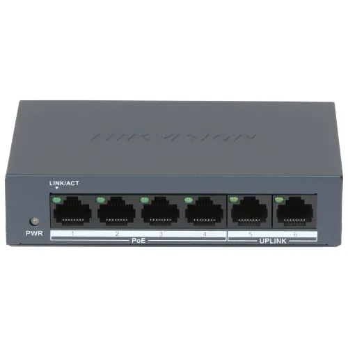 Na zdjęciu znajduje się czarny panel przedni przełącznika sieciowego z sześcioma portami Ethernet, z czego cztery są oznaczone jako PoE. Na górze panelu widnieje logo producenta, a po lewej stronie znajduje się dioda z oznaczeniem PWR.