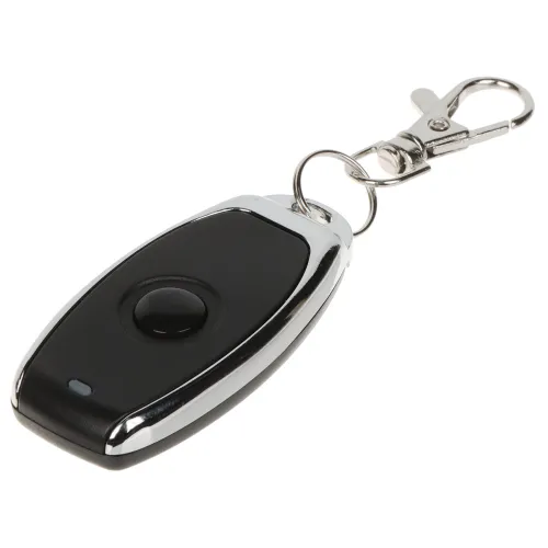 Na zdjęciu znajduje się czarny pilot z metalowymi wykończeniami i przyciskiem na środku. Pilot jest wyposażony w metalowy karabińczyk do przypięcia.