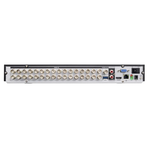 Zdjęcie przedstawia tylny panel rejestratora BCS z wieloma złączami BNC, portami USB, HDMI, VGA oraz złączem sieciowym. Urządzenie ma srebrną obudowę z czarnymi elementami na górze i dole.