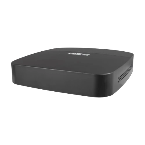 Czarny rejestrator IP BCS o zaokrąglonych krawędziach, z widocznym logo na górnej powierzchni. Urządzenie ma otwory wentylacyjne po bokach.