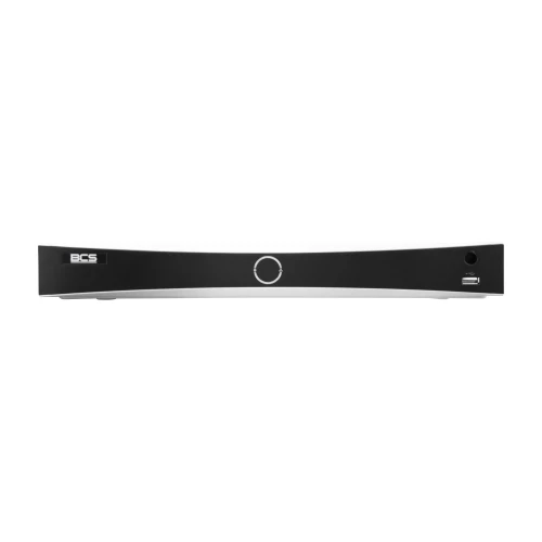 Czarny rejestrator IP BCS z centralnym przyciskiem i portem USB na przednim panelu. Urządzenie ma minimalistyczny design z logo BCS po lewej stronie.