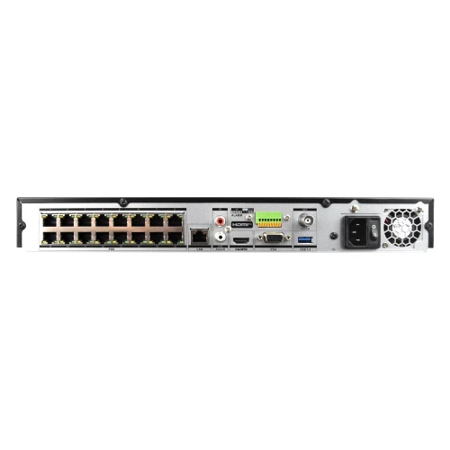 Zdjęcie przedstawia tylny panel rejestratora IP z różnymi portami i złączami, w tym portami Ethernet, HDMI, USB oraz złączem zasilania. Urządzenie ma metalową obudowę i wentylator po prawej stronie.