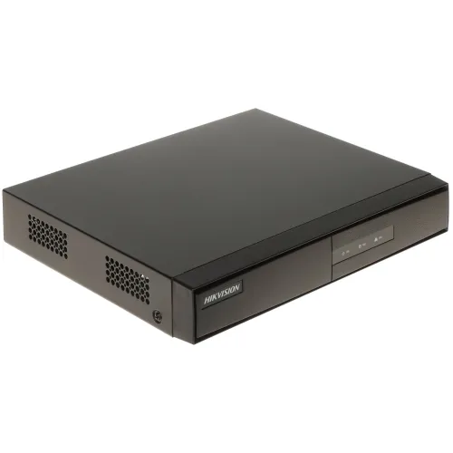 Czarny rejestrator IP Hikvision DS-7108NI-Q1/MD z ośmioma kanałami, widoczny z przodu i z boku. Urządzenie ma prostokątny kształt z perforacjami po bokach i panel kontrolny z przodu.