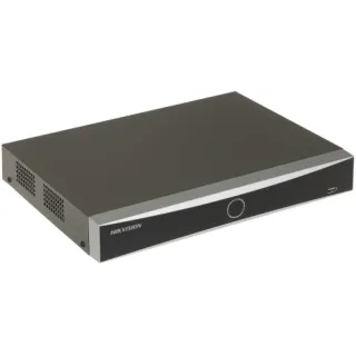 Rejestrator IP Hikvision DS-7604NXI-K1/4P z czarnym frontem i srebrnymi bokami, posiada okrągły przycisk na przednim panelu. Urządzenie ma kompaktowy, prostokątny kształt z portem USB z przodu.
