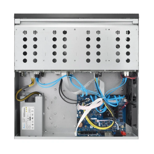Wnętrze rejestratora sieciowego IP z widocznymi komponentami elektronicznymi, w tym płytą główną i okablowaniem. Obudowa jest otwarta, ukazując szczegóły konstrukcji i rozmieszczenie elementów.