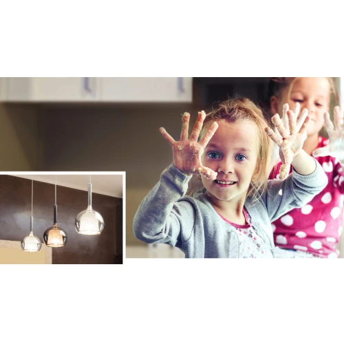 Na zdjęciu znajduje się sterownik gestem Fibaro Swipe, który umożliwia bezdotykowe sterowanie urządzeniami w inteligentnym domu. Produkt jest przedstawiony w kontekście codziennego użytkowania, co podkreśla jego praktyczność i nowoczesność.