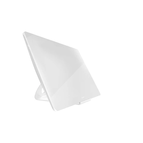 Sterownik gestem Fibaro Swipe to eleganckie, białe urządzenie o minimalistycznym designie, przypominające nowoczesną ramkę na zdjęcia. Posiada gładką powierzchnię i jest ustawione na przezroczystej podstawce.
