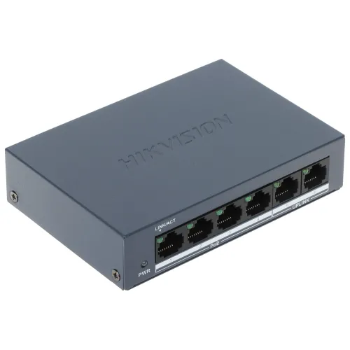 Na zdjęciu znajduje się czarny switch PoE marki Hikvision z pięcioma portami sieciowymi na przednim panelu. Urządzenie ma kompaktową, prostokątną obudowę z logo producenta na górze.