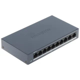 Na zdjęciu znajduje się 8-portowy switch PoE marki Hikvision w kolorze czarnym, z widocznymi portami sieciowymi na przednim panelu. Urządzenie ma prostokątny kształt i logo Hikvision na górnej powierzchni.