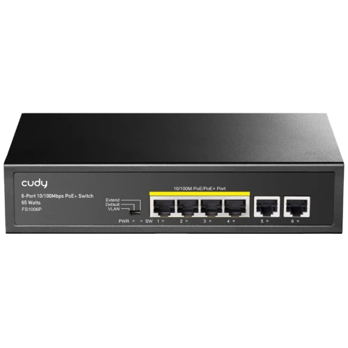 Na zdjęciu znajduje się czarny switch sieciowy marki Cudy z sześcioma portami, z czego cztery są oznaczone jako PoE/PoE+. Urządzenie ma prostokątny kształt i widoczne są oznaczenia portów oraz przyciski zasilania i przełączania.