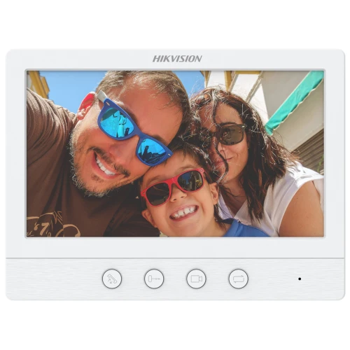 Na zdjęciu widać ekran wideodomofonu marki Hikvision, na którym wyświetlany jest obraz uśmiechniętej rodziny w okularach przeciwsłonecznych. Urządzenie ma biały panel z czterema przyciskami funkcyjnymi poniżej ekranu.