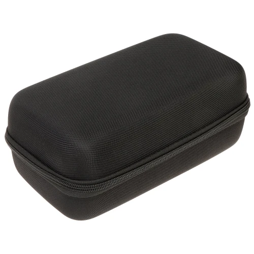 Czarne, prostokątne etui z zamkiem błyskawicznym, wykonane z teksturowanego materiału. Etui jest zamknięte i ma zaokrąglone krawędzie.