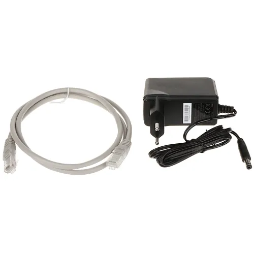 Na zdjęciu znajduje się biały kabel sieciowy z wtyczkami RJ-45 oraz czarny zasilacz z wtyczką do gniazdka elektrycznego i przewodem zakończonym okrągłą końcówką. Oba przedmioty są ułożone na białym tle.