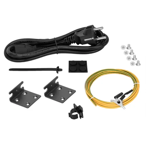 Zestaw montażowy zawiera kabel zasilający, dwie metalowe uchwyty, opaski zaciskowe, śruby montażowe oraz przewód z uziemieniem. Elementy są rozłożone na białym tle, ukazując wszystkie części zestawu.