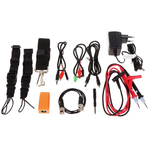 Zestaw akcesoriów elektronicznych zawiera różnorodne kable, złącza, adaptery oraz zasilacz. W skład zestawu wchodzą również paski z klamrami i narzędzia do montażu.