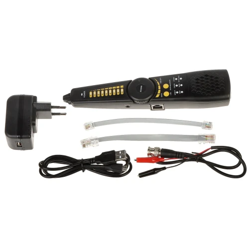 Na zdjęciu znajduje się zestaw narzędzi do testowania sieci, w skład którego wchodzą tester kabli, zasilacz, dwa krótkie kable sieciowe, kabel USB oraz kabel z końcówkami typu krokodyl i BNC. Tester kabli ma czarną obudowę z żółtymi i białymi przyciskami oraz wskaźnikami.