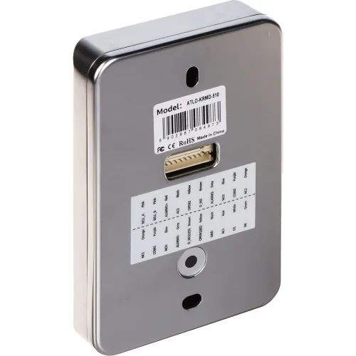 Prostokątne urządzenie z metalową obudową, widoczne od strony mocowania, z etykietą modelu i złączem na środku. Na obudowie znajdują się również oznaczenia techniczne i otwory montażowe.