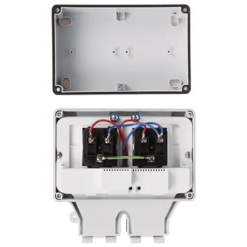 Zdjęcie przedstawia otwartą obudowę elektryczną z widocznymi wewnętrznymi komponentami, takimi jak przewody i złącza. Obudowa jest w kolorze białym, a przewody mają różne kolory, co ułatwia identyfikację połączeń.