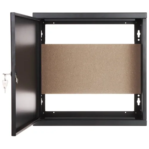 Zdjęcie przedstawia otwartą, czarną metalową obudowę z zamkiem i kluczem, z widoczną tylną ścianką z jasnego materiału. Obudowa ma prostokątny kształt i jest przeznaczona do montażu na ścianie.