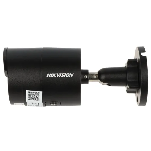Kamera monitoringu Hikvision w kolorze czarnym, widoczna z boku z zamontowanym uchwytem. Na obudowie znajduje się logo producenta oraz kod QR.