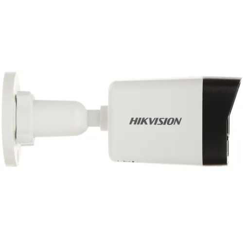 Na zdjęciu znajduje się biała kamera monitoringu marki Hikvision, widoczna z boku. Kamera ma prostokątny kształt z czarnym frontem i jest zamontowana na białym uchwycie.