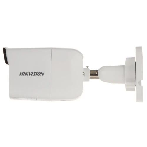 Biała kamera monitoringu Hikvision z obudową w kształcie prostopadłościanu, zamontowana na regulowanym uchwycie ściennym. Logo producenta znajduje się po lewej stronie obudowy.