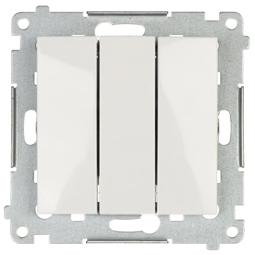 Zdjęcie przedstawia biały, potrójny włącznik światła zamontowany na metalowej ramce. Włącznik ma prosty, nowoczesny design z trzema równoległymi przyciskami.