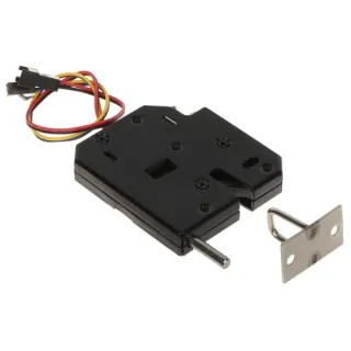 Zaczep elektromagnetyczny szafkowy w czarnym kolorze z widocznymi przewodami w kolorach czerwonym, żółtym i czarnym. Obok zaczepu znajduje się metalowy element montażowy.