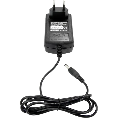 Zasilacz stabilizowany 12V 1A z czarną obudową i wtyczką sieciową. Produkt posiada przewód zasilający zakończony standardowym wtykiem DC.