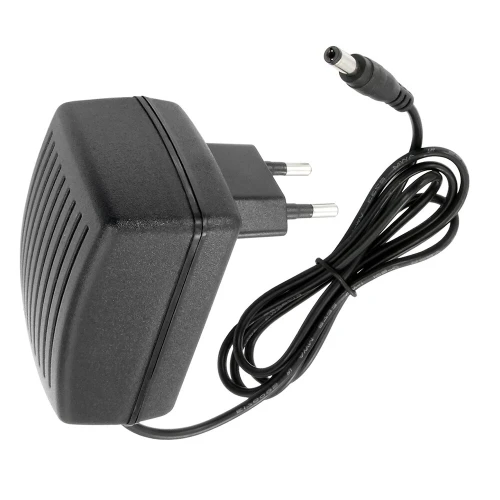 Zasilacz stabilizowany 12V 1A z wtyczką sieciową i przewodem zakończonym wtykiem DC. Obudowa zasilacza jest czarna, z pionowymi żłobieniami na powierzchni.