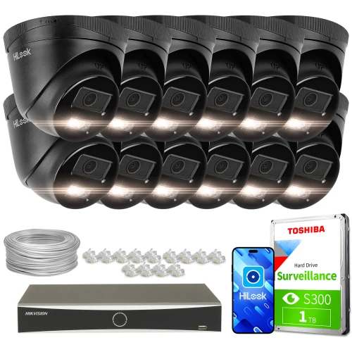 Zestaw do monitoringu składający się z dwunastu czarnych kamer IP HiLook, rejestratora Hikvision, dysku twardego Toshiba o pojemności 1 TB oraz akcesoriów montażowych. Na zdjęciu widoczne są również przewody i złącza potrzebne do instalacji systemu.