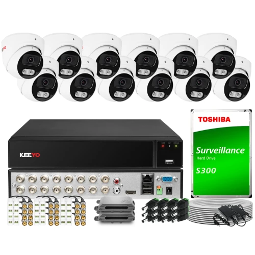 Zestaw do monitoringu składający się z rejestratora, dwunastu kamer, dysku twardego Toshiba oraz akcesoriów montażowych. Na zdjęciu widoczne są również kable i złącza potrzebne do instalacji systemu.