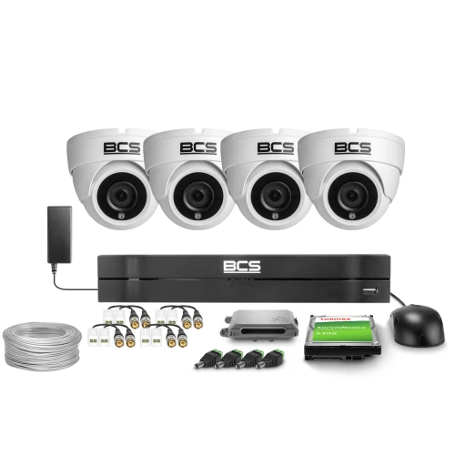 Zestaw do monitoringu składający się z czterech białych kamer BCS, rejestratora, dysku twardego Toshiba, zasilacza, myszki oraz kabli i złączek. Wszystkie elementy są ułożone na białym tle, prezentując kompletny system nadzoru.