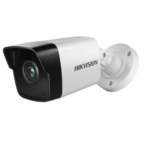 Na zdjęciu znajduje się biała kamera monitoringu marki Hikvision z czarnym obiektywem, zamontowana na regulowanym uchwycie ściennym. Kamera ma nowoczesny, prostokątny kształt i jest przeznaczona do zewnętrznego monitoringu.