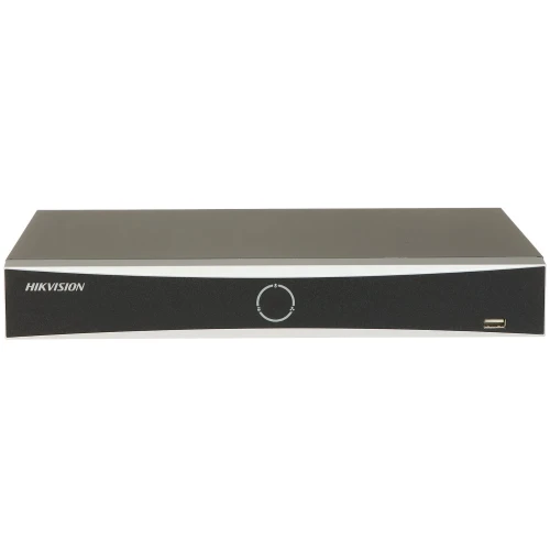 Czarny rejestrator Hikvision z szarym panelem przednim i logo na środku. Urządzenie ma prostokątny kształt i port USB po prawej stronie.