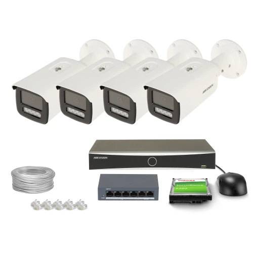 Na zdjęciu znajduje się zestaw do monitoringu, który obejmuje cztery kamery, rejestrator, dysk twardy, myszkę, przełącznik sieciowy, kabel oraz złącza. Kamery są białe z czarnymi frontami, a pozostałe elementy są rozmieszczone poniżej nich.