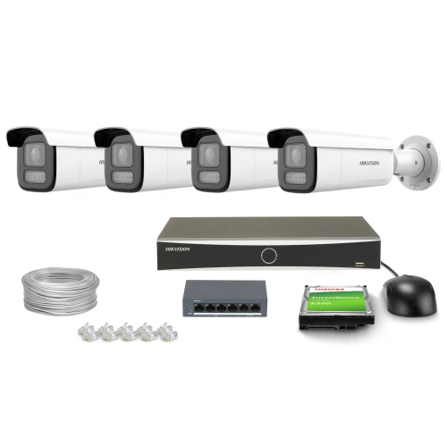 Zestaw do monitoringu składający się z czterech białych kamer, rejestratora, dysku twardego, myszy, kabla sieciowego i złączek. Wszystkie elementy są rozmieszczone na białym tle, prezentując kompletny system nadzoru.
