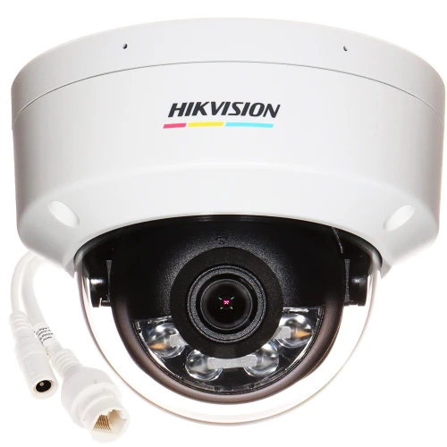 Biała kamera kopułkowa Hikvision z widocznym obiektywem i diodami LED na czarnym tle. Z kamery wychodzą dwa białe kable z wtyczkami.