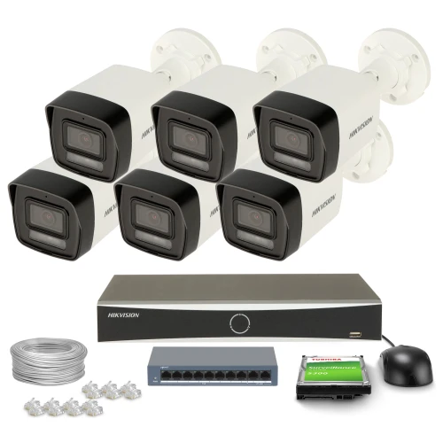Zestaw do monitoringu składający się z sześciu kamer, rejestratora, kabla, przełącznika sieciowego, myszki i dysku twardego. Kamery mają nowoczesny design z czarno-białą obudową.
