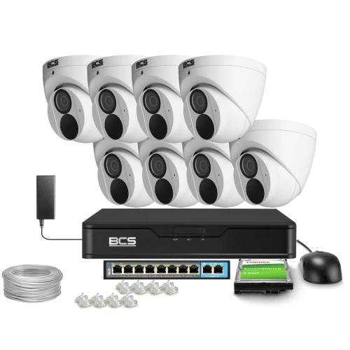 Zestaw do monitoringu składający się z ośmiu kamer BCS, rejestratora, dysku twardego, zasilacza, kabla sieciowego oraz akcesoriów montażowych. Kamery są białe i mają nowoczesny, kopułowy kształt.