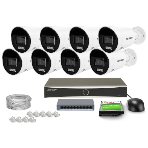 Na zdjęciu znajduje się zestaw do monitoringu, który obejmuje osiem kamer, rejestrator, myszkę, dysk twardy, kabel oraz złącza. Wszystkie elementy są rozmieszczone na białym tle, co podkreśla ich szczegóły i funkcjonalność.