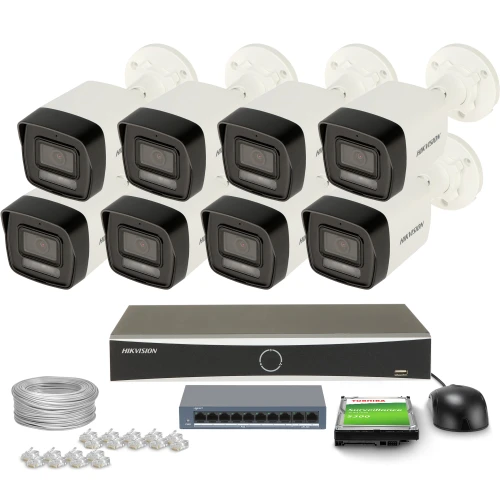 Zestaw do monitoringu składający się z ośmiu kamer, rejestratora, kabla, przełącznika sieciowego, myszy i akcesoriów montażowych. Kamery mają biało-czarną obudowę, a rejestrator jest czarny z logo Hikvision.