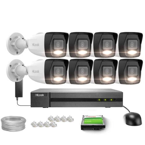 Zestaw do monitoringu składający się z ośmiu kamer, rejestratora, dysku twardego, kabla oraz złączek. Kamery są w kolorze czarno-białym, a rejestrator ma czarną obudowę z widocznymi diodami LED.